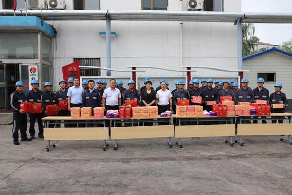 紅柳林礦業(yè)公司領(lǐng)導(dǎo)深入陜煤建設(shè)洗選煤運營公司紅柳林洗煤廠項目部開展“送清涼”活動