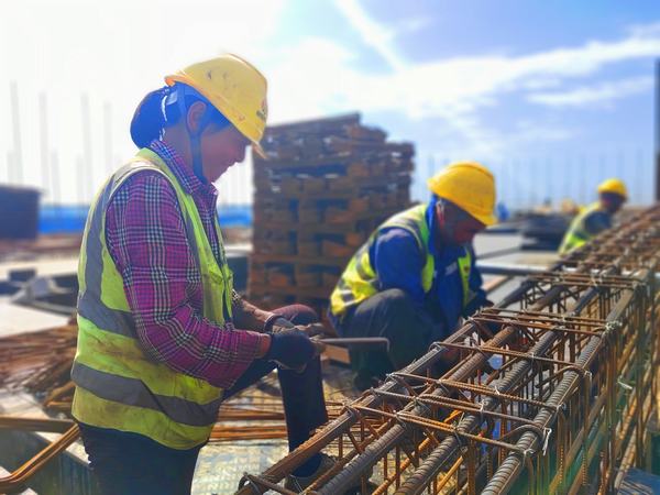陜煤建設(shè)直屬第七項目部驕陽似火堅守崗位斗酷暑