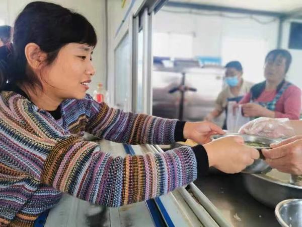 陜煤建設(shè)礦建二公司：中秋慰問送真情 免餐關(guān)愛暖人心