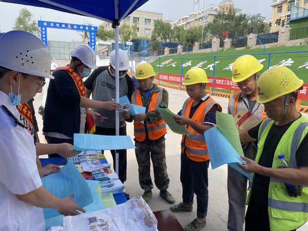 陜煤建設(shè)銅煤公司：第五項(xiàng)目部開(kāi)展“安全沒(méi)有旁觀者 你我都是踐行人”普法宣傳活動(dòng)