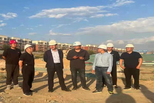 包頭市東河區(qū)副區(qū)長楊建軍一行蒞臨陜煤建設(shè)天工公司中潤府（一期）項(xiàng)目指導(dǎo)工作