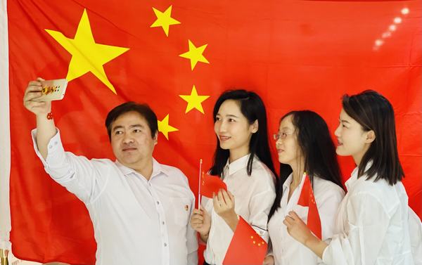 陜煤建設(shè)項(xiàng)目開(kāi)發(fā)公司：“與國(guó)旗合影，身披榮光 ”