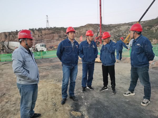 陜西新元潔能有限公司董事長(zhǎng)、總經(jīng)理范建林蒞臨陜煤建設(shè)天工公司檢查指導(dǎo)工作