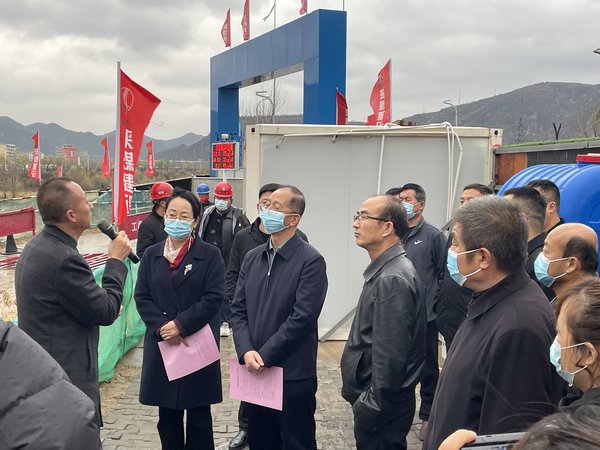 綏德縣副縣長(zhǎng)萬(wàn)雁一行蒞臨陜煤建設(shè)路橋分公司綏德縣第二凈水廠項(xiàng)目檢查指導(dǎo)工作