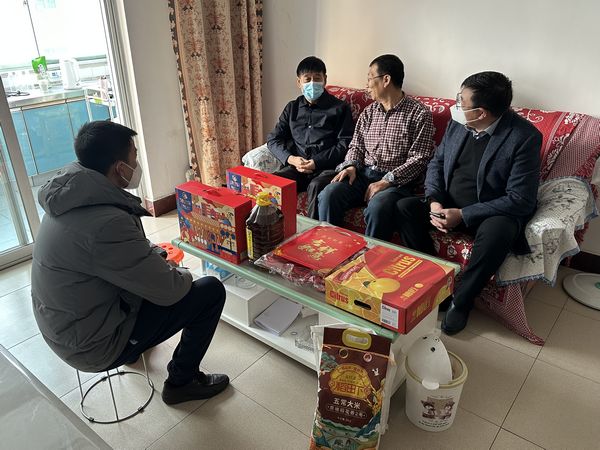 陜煤建設(shè)領(lǐng)導走訪慰問困難職工