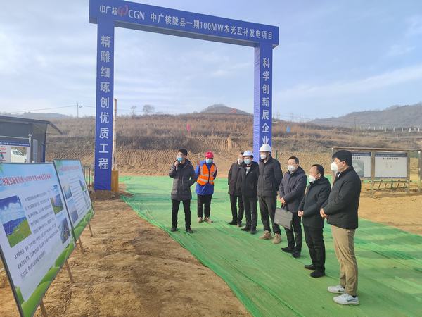 <strong>隴縣招商局局長張強一行到隴縣農光互補 發(fā)電項目檢查指導工作</strong>