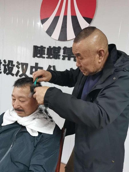 陜煤建設(shè)漢中分公司第五項(xiàng)目部開(kāi)展愛(ài)心義剪活動(dòng)