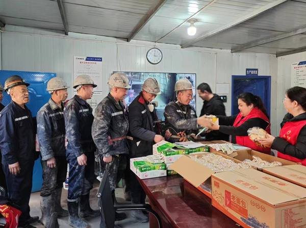 陜煤建設(shè)礦建三公司：當(dāng)“三八節(jié)”遇上“雷鋒日”，綻放最美志愿紅