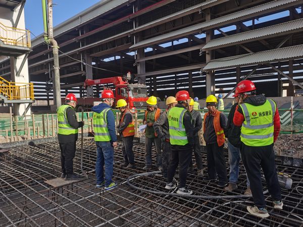 陜煤建設(shè)天工公司土建十部施工的出爐除塵設(shè)備基礎(chǔ)大體積混凝土澆筑一次性完成