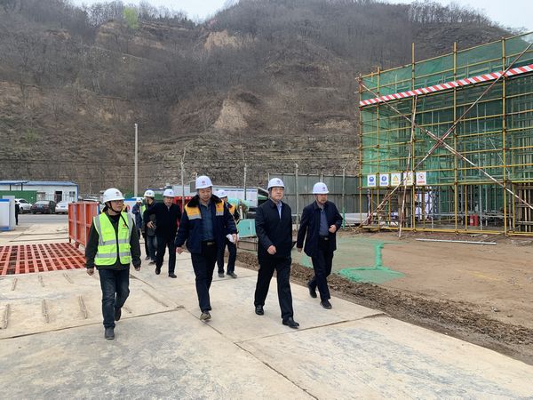 陜西彬長集團有限公司董事長、黨委書記一行蒞臨陜煤建設天工公司承建的儲煤倉工地檢查指導工作