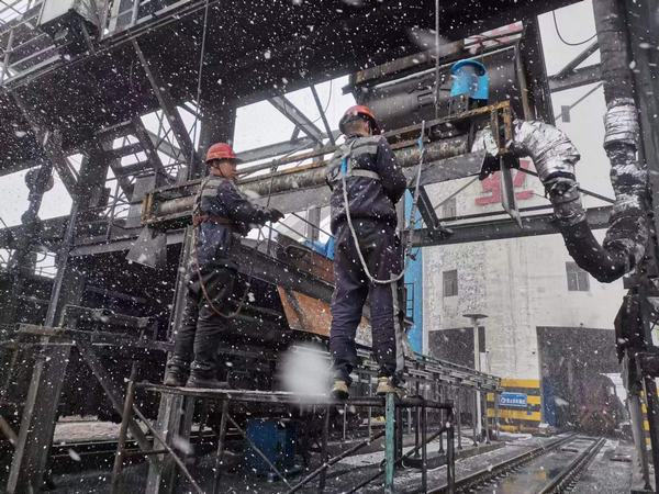 陜煤建設(shè)洗選煤運(yùn)營公司檸條塔運(yùn)營項目部：“斷崖式”降溫，工人“白頭”力保生產(chǎn)