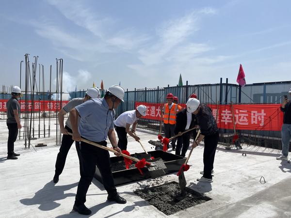 陜煤建設銅煤公司承建的銅煤三號青竹林小區(qū)4#樓順利封頂