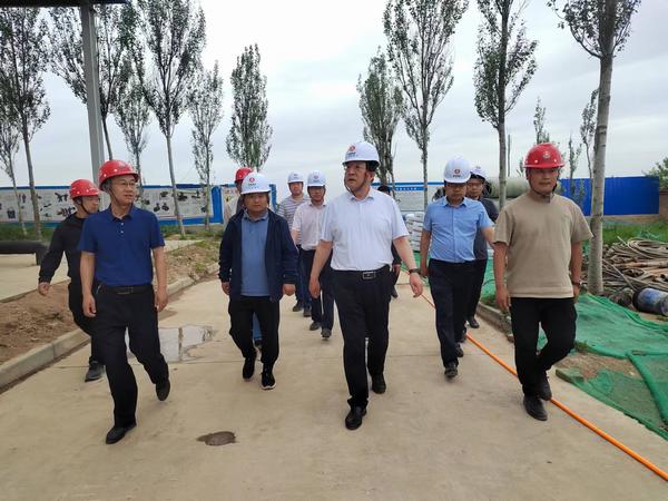 陜西彬長(zhǎng)集團(tuán)有限公司董事長(zhǎng)、黨委書記白永明一行蒞臨陜煤建設(shè)路橋分公司彬長(zhǎng)項(xiàng)目部檢查