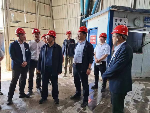 陜煤股份有限公司常務(wù)副總經(jīng)理李孝波、彬長(zhǎng)礦業(yè)有限公司總經(jīng)理焦小年蒞臨陜煤建設(shè)礦建二公司第一項(xiàng)目部檢查指導(dǎo)工作