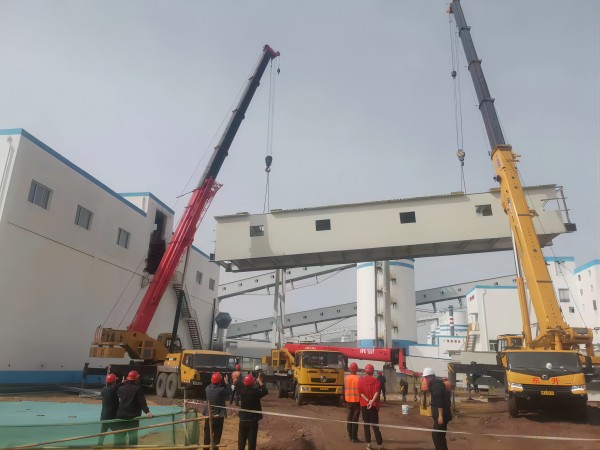 陜煤建設(shè)渭南分公司第十二項(xiàng)目部承建的小保當(dāng)選煤廠成品矸石緩沖倉至8004驅(qū)動(dòng)間帶式輸送棧橋順利吊裝完成