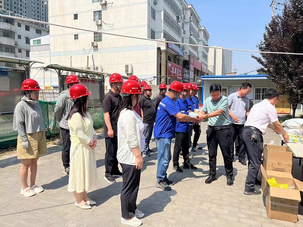 陜煤建設渭南分公司把“清涼”送到一線職工心坎上