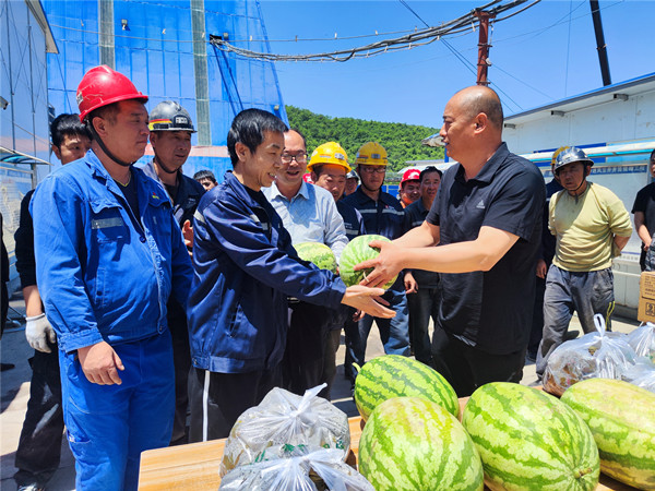 盛夏送清涼，致敬高溫下堅守的陜煤建設者
