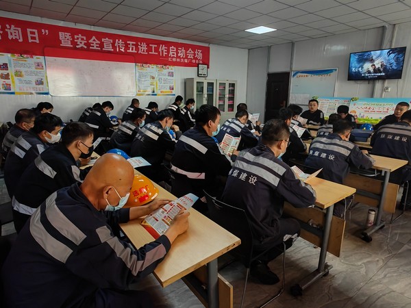 陜煤建設(shè)洗選煤運(yùn)營公司紅柳林洗煤廠項(xiàng)目部 ：開展“安全宣傳咨詢?nèi)铡濒摺拔暹M(jìn)”活動(dòng)