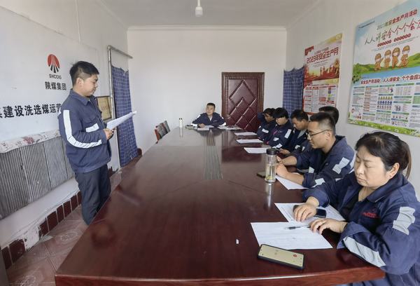 陜煤建設洗選煤運營公司第七項目部：拒三違遵章保安全，寄思念家書報平安