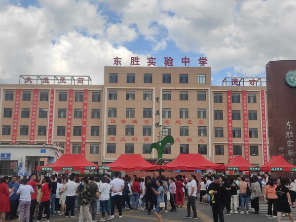 陜煤建設(shè)銅煤公司第五項(xiàng)目部開展“助力中考，愛心送水”志愿服務(wù)活動(dòng)