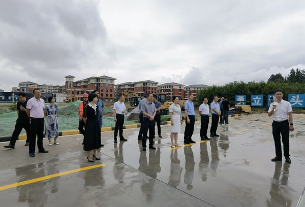 漢陰縣縣委書記劉飛霞一行蒞臨漢陰縣實驗中學 二期建設工程項目現(xiàn)場調(diào)研指導工作