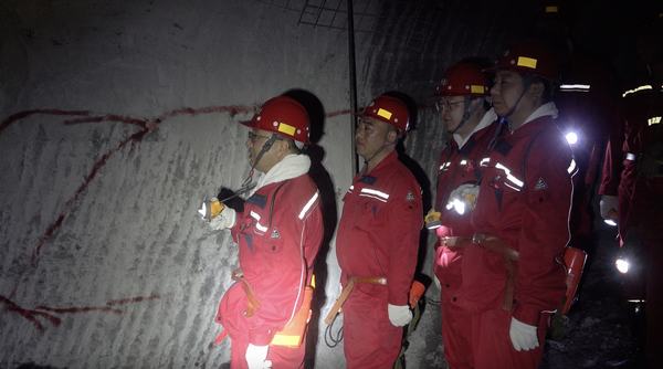 韓城礦業(yè)總經(jīng)理吳杰蒞臨陜煤建設礦建二公司王峰項目部檢查指導工作