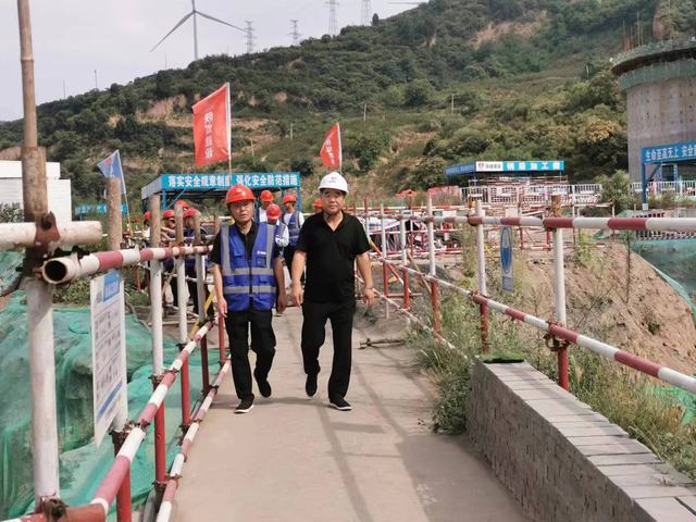 送清涼進工地 情暖一線建設(shè)人