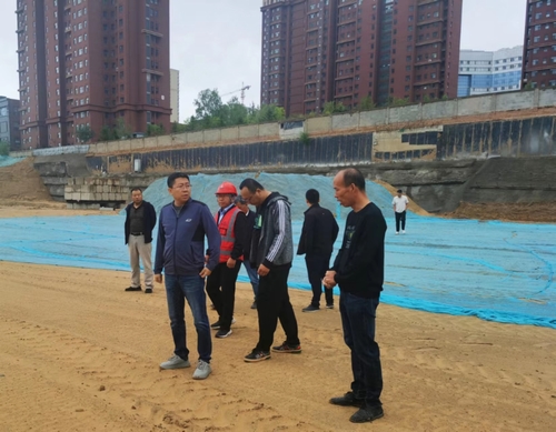 榆林市城市投資房地產(chǎn)開發(fā)有限公司執(zhí)行董事、總經(jīng)理徐鯤一行蒞臨榆溪圣境項(xiàng)目檢查指導(dǎo)工作
