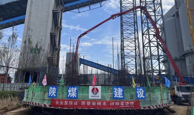 陜煤建設(shè)韓城分公司承建的文家坡礦選煤廠(chǎng)新建矸石倉(cāng)滑模施工正式拉開(kāi)序幕