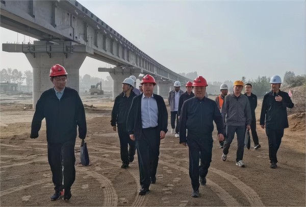陜西鐵路物流集團(tuán)副總經(jīng)理李博一行陜西鐵路物流集團(tuán)副總經(jīng)理李博一行深入陜煤建設(shè)路橋分公司靖神鐵路項(xiàng)目檢查指導(dǎo)靖神鐵路項(xiàng)目檢查指導(dǎo)