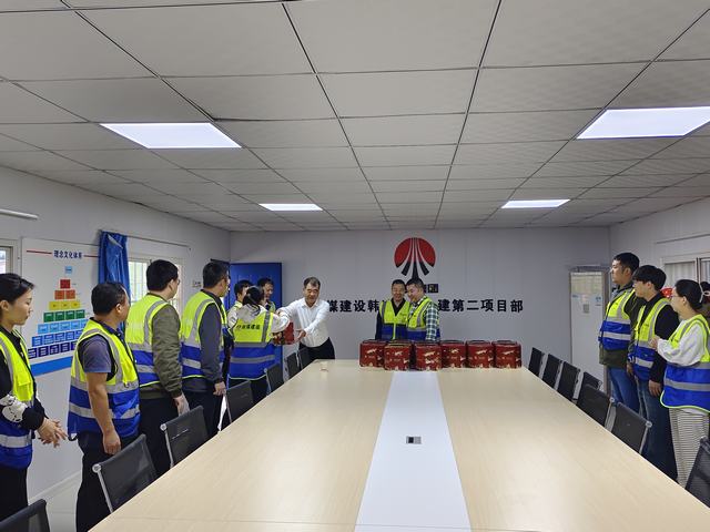 陜煤建設(shè)韓城分公司開展“喜迎雙節(jié) 溫暖一線”重點工程慰問活動