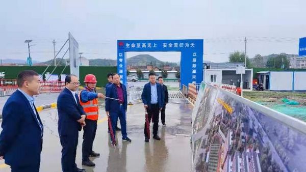 陜煤集團(tuán)紀(jì)檢監(jiān)察三室主任楊勝利、鄉(xiāng)村振興辦副主任楊偉一行到陜煤建設(shè)天工公司承建的漢陰實(shí)驗(yàn)中學(xué)項(xiàng)目檢查指導(dǎo)工作