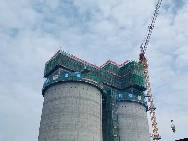 陜煤建設天工公司承建的胡家河（孟村）煤炭鐵路專用線改擴建項目儲煤倉工程順利封頂