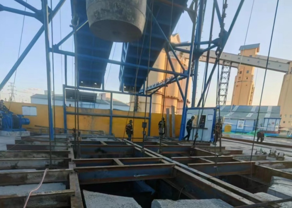 陜煤建設礦建三公司袁大灘礦二號回風立井封口盤、吊盤安裝順利完成