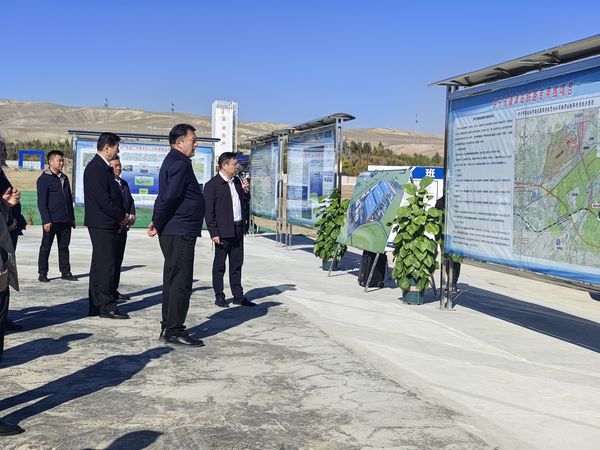 伊犁州州長(zhǎng)葉爾夏提?吐?tīng)栠d拜蒞臨陜煤建設(shè)天工公司新疆第一項(xiàng)目部參加大型現(xiàn)場(chǎng)觀摩活動(dòng)
