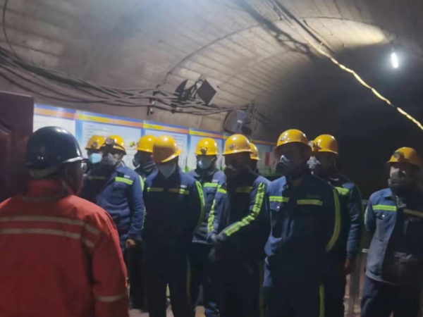 陜煤建設(shè)機(jī)電安裝公司提前1天完成罐籠防墜裝置安裝工程