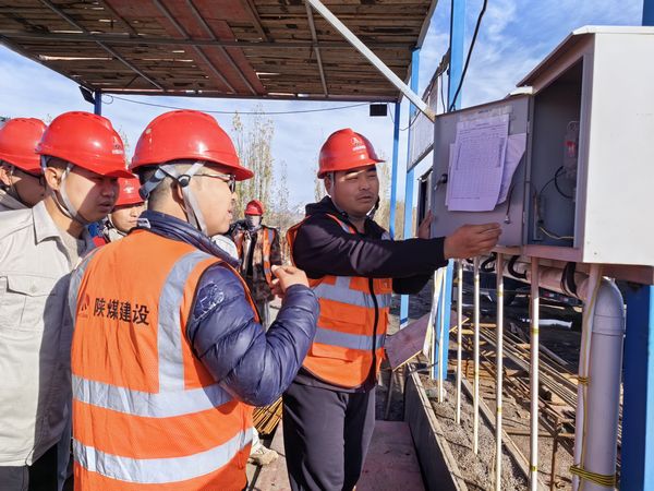 陜煤建設(shè)天工公司新疆第一項(xiàng)目部開展“小問題、大隱患、堵漏洞、保安全”活動