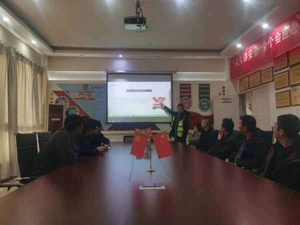 陜煤建設(shè)路橋分公司靖神鐵路項(xiàng)目部開展“文明交通，你我同行”全國交通安全日活動(dòng)