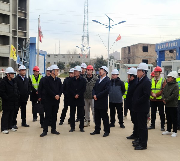 銅川礦業(yè)有限公司黨委書記、董事長路根奎一行蒞臨陜煤建設(shè)銅煤公司承建的銅煤三號居住區(qū)檢查指導(dǎo)工作
