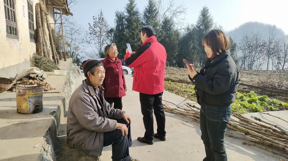 陜煤建設駐村工作隊開展養(yǎng)老待遇領取資格認證志愿服務