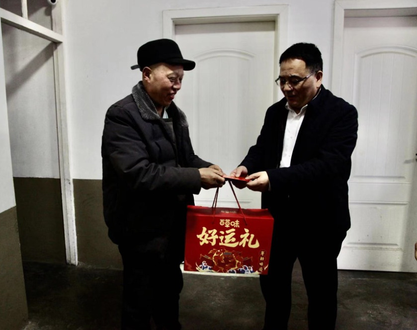 陜煤建設(shè)領(lǐng)導(dǎo)節(jié)前赴鄉(xiāng)村振興幫扶定點(diǎn)村開展走訪慰問活動(dòng)