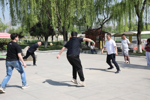 陜煤建設(shè)路橋分公司舉辦“迎五一、鼓干勁、促團結(jié)”懷舊嘉年華趣味活動