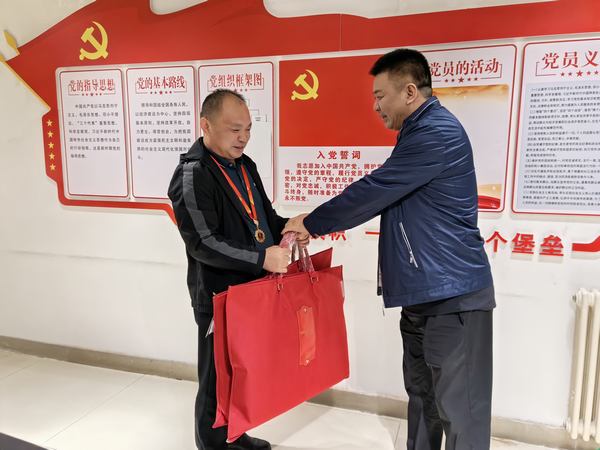 陜煤建設(shè)礦建二公司開展“走訪慰問勞模 弘揚榜樣力量”慰問勞模活動