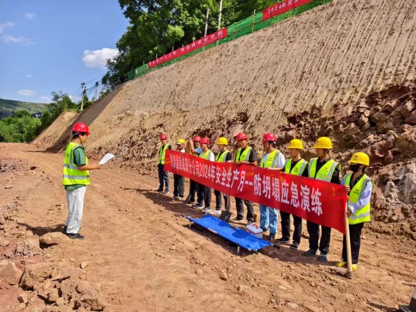 陜煤建設(shè)咸陽分公司第六項(xiàng)目部開展防坍塌應(yīng)急救援演練