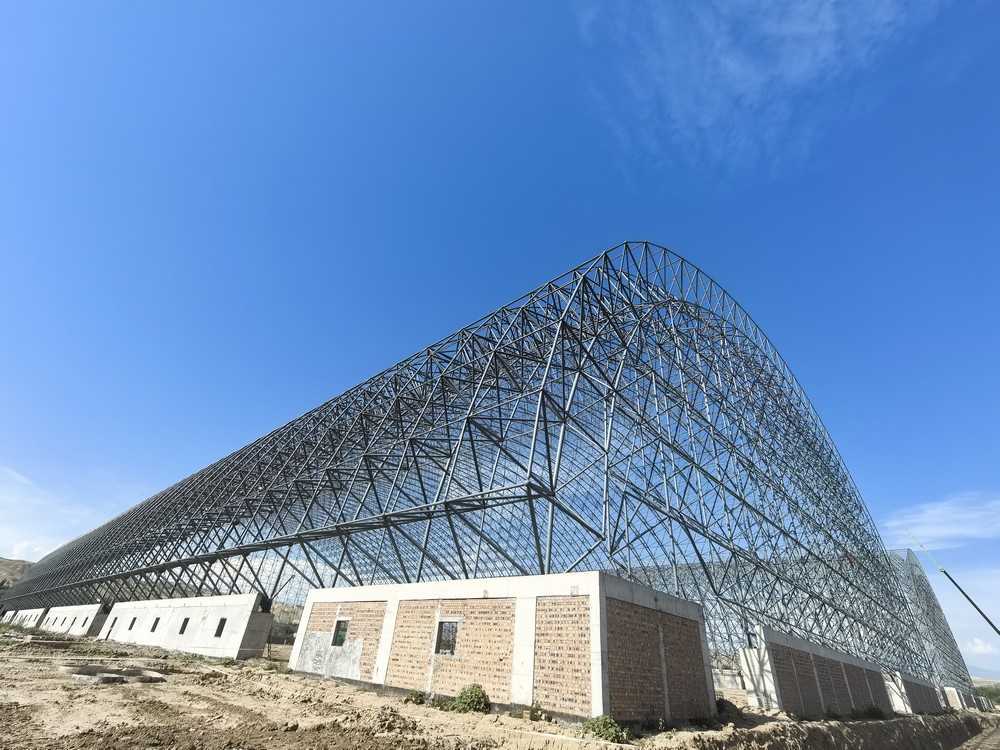 陜煤建設(shè)天工公司承建的伊寧市煤炭儲運(yùn)中心基地建設(shè)項(xiàng)目1#、2#儲煤棚順利合攏