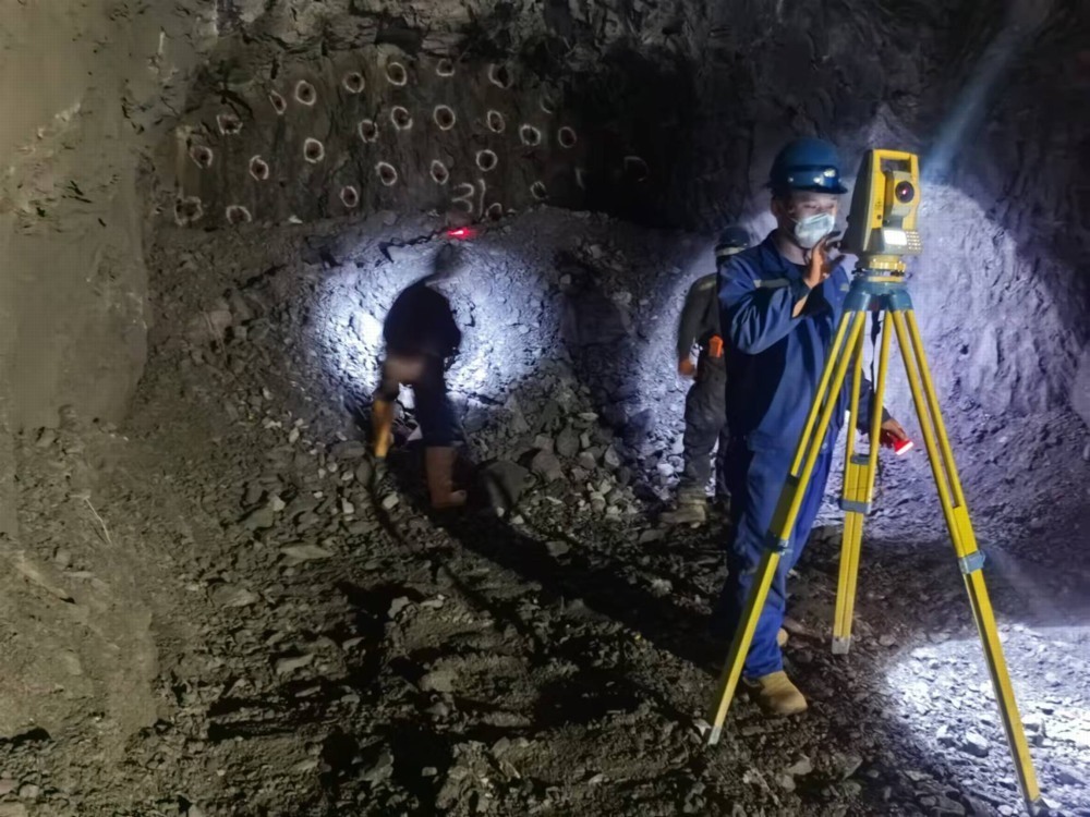 陜煤建設(shè)礦建三公司黑溝項目部2號主溜井與1號溜井檢查巷成功“牽手”