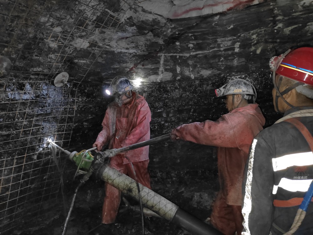 陜煤建設(shè)礦建三公司承建的貫屯煤礦西翼進、回風(fēng)立井圓滿完成揭煤工作