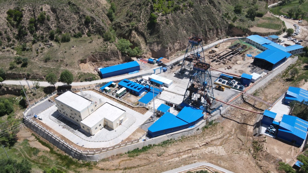 陜煤建設(shè)礦建三公司承建的華龍煤業(yè)貫屯煤礦西翼進(jìn)、回風(fēng)立井煤門順利完工