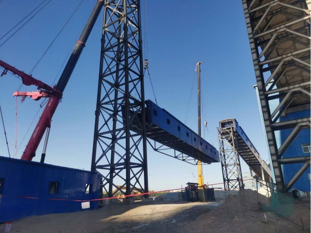 陜煤建設(shè)韓城分公司土建九項(xiàng)目部承建的新疆大南湖二礦煤炭選煤加工項(xiàng)目鋼結(jié)構(gòu)吊裝順利完成