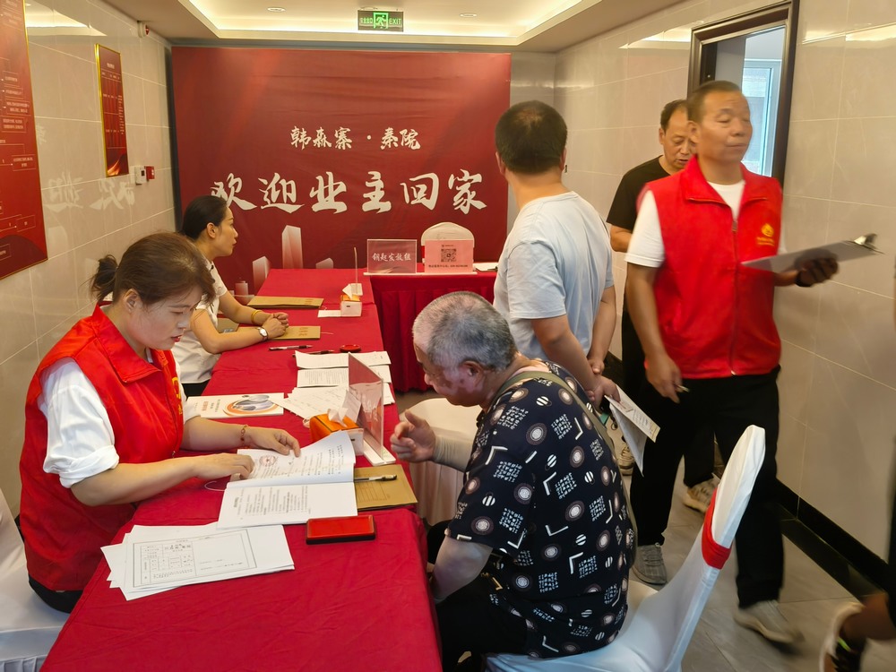 陜煤建設(shè)銅煤公司第二項(xiàng)目部承建的韓森寨·秦院項(xiàng)目5#樓幸福交房